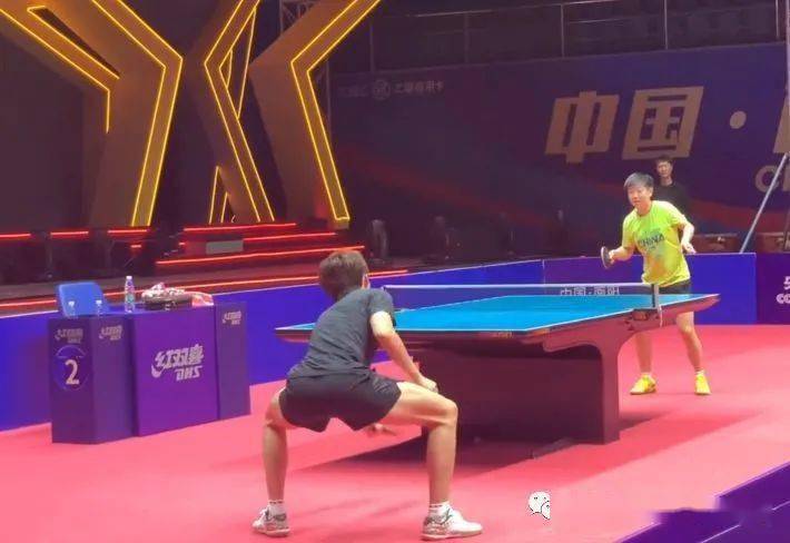 草坪上踢球 草坪上踢球